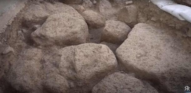 The deliberately placed rocks found in recenty excavations. (YouTube Screenshot/Sergio & Rhonda in Israel)